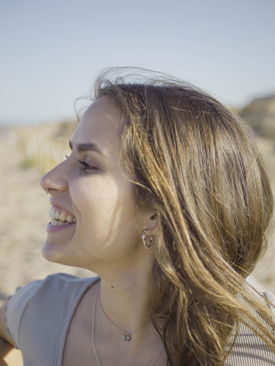 Esther García sonriendo de perfil
